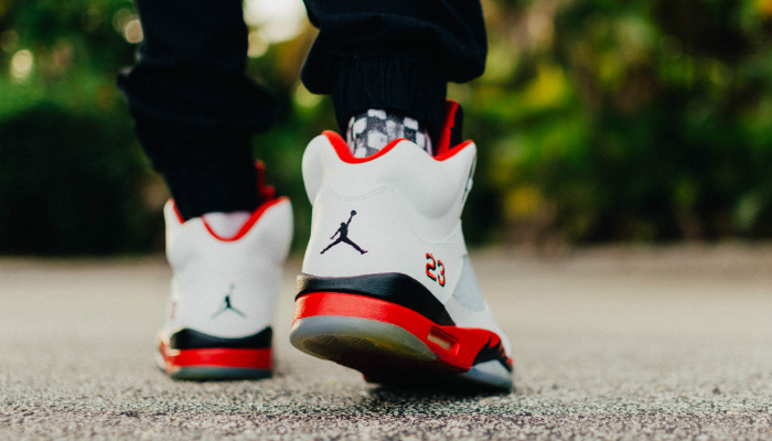Imagem de uma pessoa calçando um par de tênis Air Jordan
