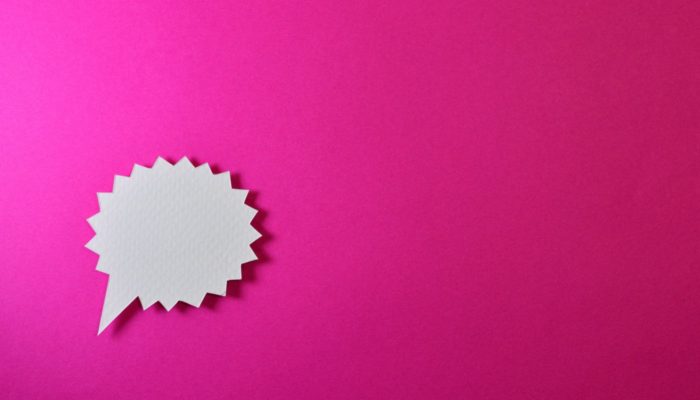 Como aumentar as vendas com o chat online na loja Balão de diálogo sobre fundo rosa representando o chat online