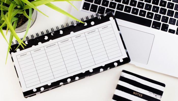 Calendário comercial de 2020: datas importantes do e-commerce Agenda de papel mostra semana do calendário 2020