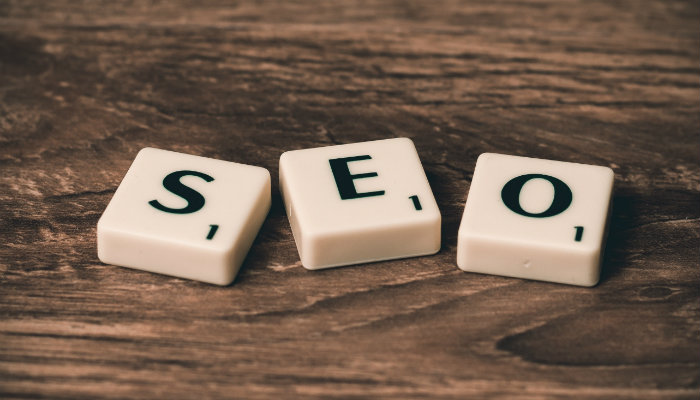 Peças com a sigla SEO, para indicar dicas sobre ecommerce