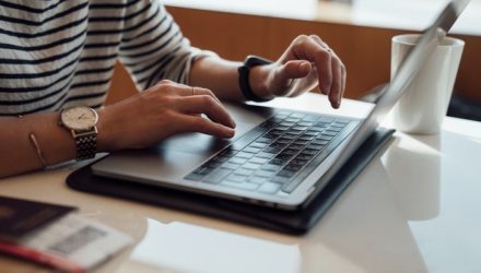 O que vender na internet? 10 ideias de produtos para o seu e-commerce O que vender na internet? 10 ideias de produtos para o seu e-commerce