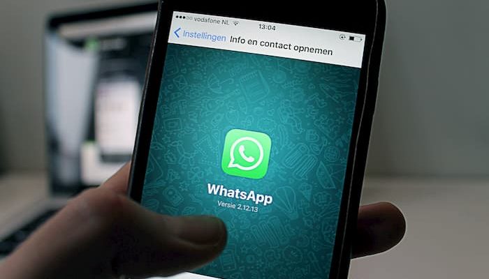 Imagem de um smartphone representando o uso do aplicativo WhatsApp Payments