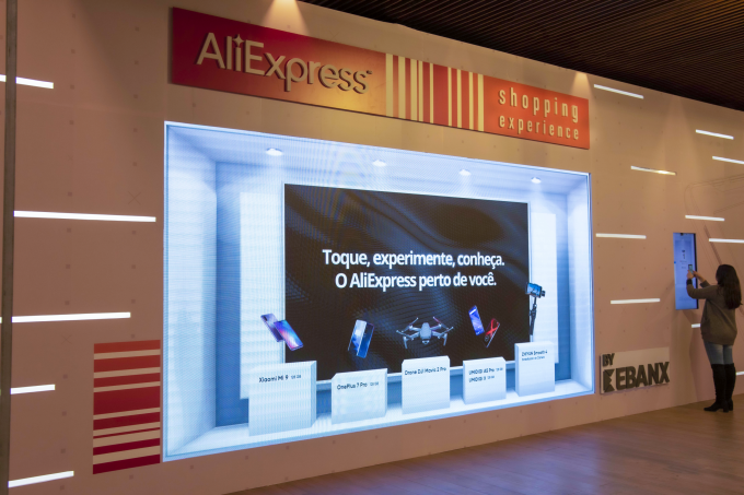 Foto do painel da pop-up store da AliExpress em Curitiba (PR)