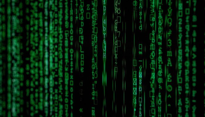 O que é malware e como proteger o seu site? Imagem mostrando códigos de computador representando malware