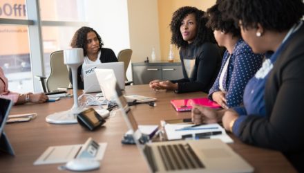 Imagem mostrando mulheres em uma reunião de negócios, representando uma estratégia de marketing de conteúdo.