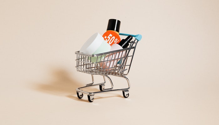 Imagem mostrando um carrinho de compras com produtos, representando as vendas em um marketplace.