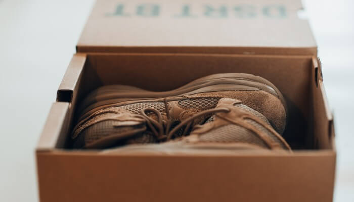 Caixa com sapato dentro, ambos marrons, representando um produto que poderia ser vendido no modelo do dropshipping nacional