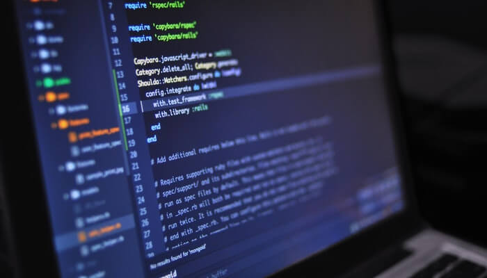 Plataformas de código aberto para vender pela internet Tela de computador com o código característico das plataformas open source
