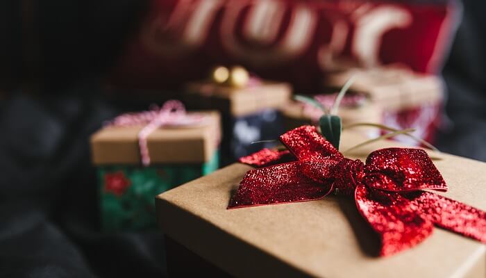 3 ideias de presentes femininos para o seu Amigo Secreto de Natal Foto de embrulhos representando opções de presente para amigo secreto mulher