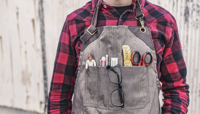 Conheça as soluções mais inovadoras para o seu e-commerce Homem com utilidades em bolso de avental representa soluções inovadoras para e-commerce
