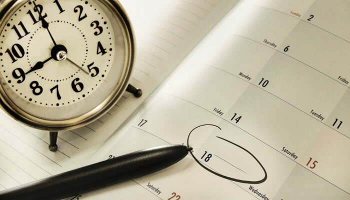 Saiba como agendar fotos no Instagram pelo HootSuite Relógio sobre agenda, representando como agendar posts pelo Hootsuite