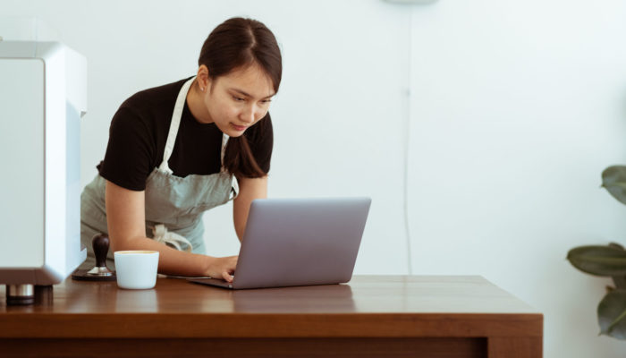 ¿Qué es y cómo funciona Mercado Pago? Mujer trabajando con computadora portatil