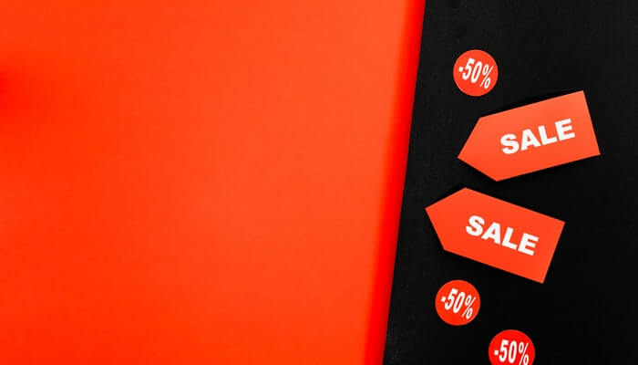 Black Friday, Natal, Ano Novo e verão: confira as melhores campanhas de e-mail marketing Placa de promoção sobre fundo vermelho