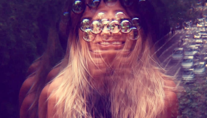 Imagem distorcida no tipo psicodélica com mulher usando óculos de sol da Drop Eyewear