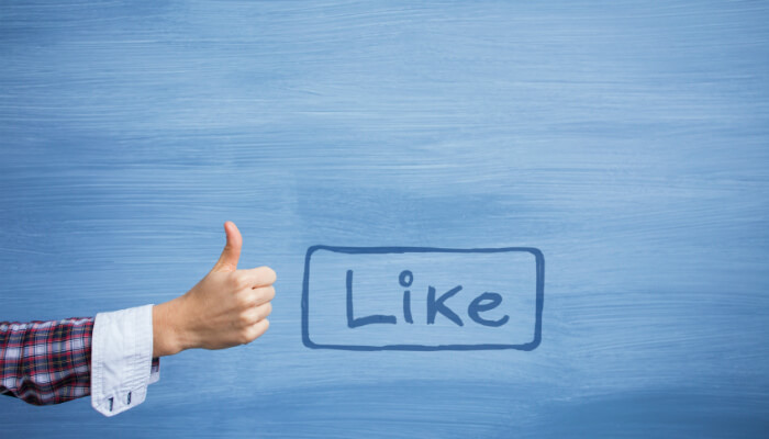 Como criar uma página no Facebook para a sua empresa em 7 passos Dedão com sinal de positivo representa o like do Facebook