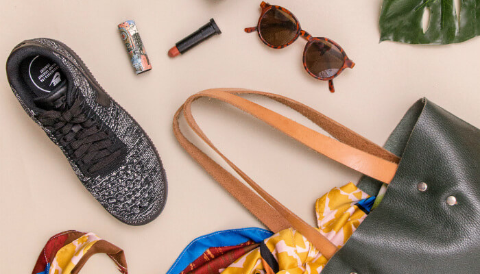 Shopping no Instagram: você já está sabendo dessa novidade? imagem com tênis, batom, óculos de sol, bolsa e lenço representam o shopping no Instagram