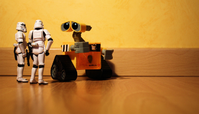 Como usar SEO para dar visibilidade à sua loja online Robô de brinquedo Wall-E em frente a bonecos de Stormtroopers, da saga Star Wars