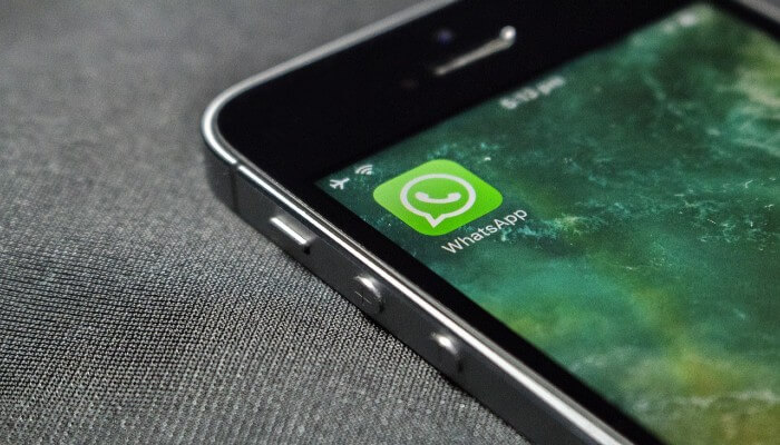 Foto mostra a tela de um celular com o ícone do WhatsApp, representando a conta comercial do aplicativo