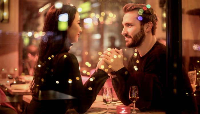 Imagem mostrando um casal em um jantar romântico.