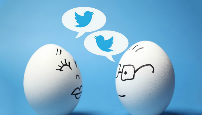 O que é e como aumentar o engajamento no Twitter Ovos com rostos desenhados, com balões de diálogo contento o logo do Twitter, representam como aumentar engajamento