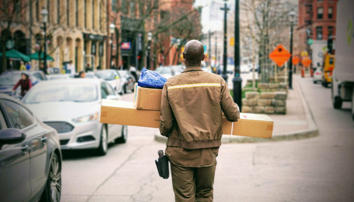 Cómo hacer envíos internacionales en tu tienda en línea hombre entregando envíos internacionales