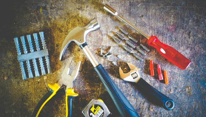Hub do Empreendedor: o que você precisa para o seu negócio decolar Imagem mostrando ferramentas sobre uma mesa.