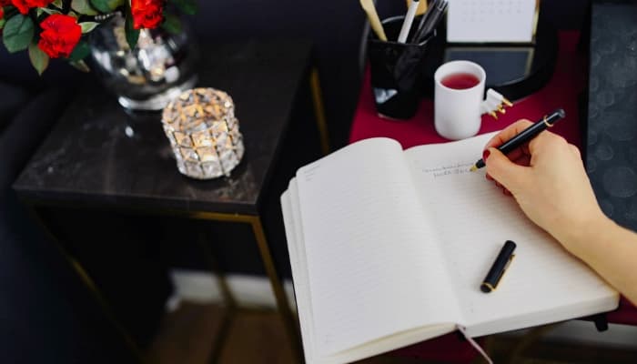 8 ícones femininos para se inspirar Imagem mostrando um livro aberto sobre uma mesa.