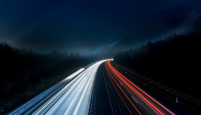 Como usar a inteligência artificial para gerar mais vendas Luzes de faróis em estrada representam como gerar mais vendas com IA