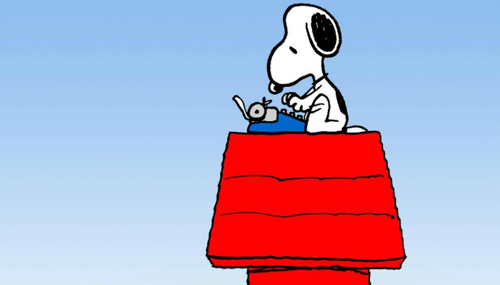 Como escrever bons títulos de e-mail marketing Ilustração do personagem Snoopy escrevendo em máquina de escrever representa como escrever bons títulos de email