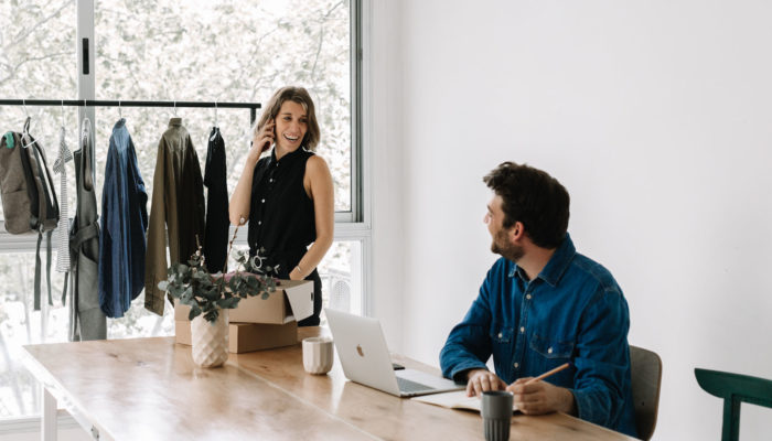 Ventas por internet: guía esencial para principiantes mujer y hombre haciendo ventas por internet