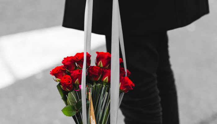 8 passos mágicos para a sua loja bombar no Dia das Mães Sacola com flores compradas