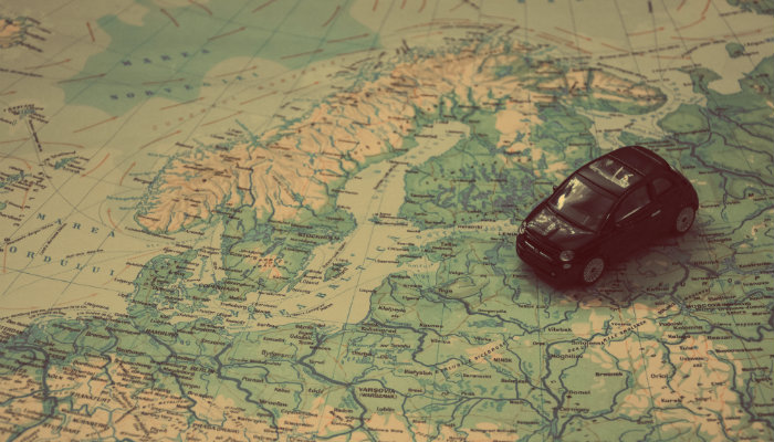 Descubra como anunciar no Google Maps passo a passo Carrinho de brinquedo sobre mapa representa o Google Maps