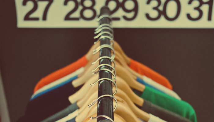 Código de Defesa do Consumidor: conheça seus deveres com o seu cliente Arara com cabides de camisetas penduraras representa o Código de Defesa do Consumidor