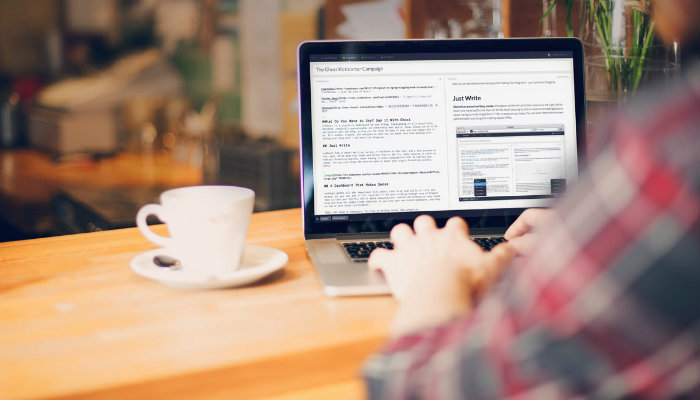 Qual é a plataforma ideal para o seu blog? Homem escrevendo em computador representa como escolher a plataforma do seu blog