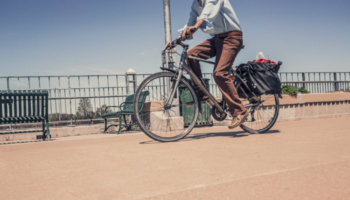 3 questões para saber se o seu negócio está no caminho certo Pessoa andando de bicicleta por um caminho, representando como avaliar uma empresa e seu caminho de sucesso