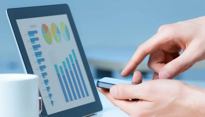 Melhorando o seu negócio através do Google Analytics E-commerce Pessoa analisando gráficos em tablet
