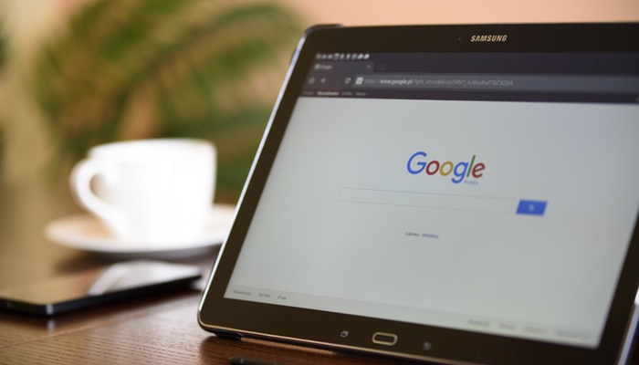 Quanto tempo minha loja vai demorar para aparecer no Google? Tablet com o buscador aberto representa tempo necessário para aparecer no Google