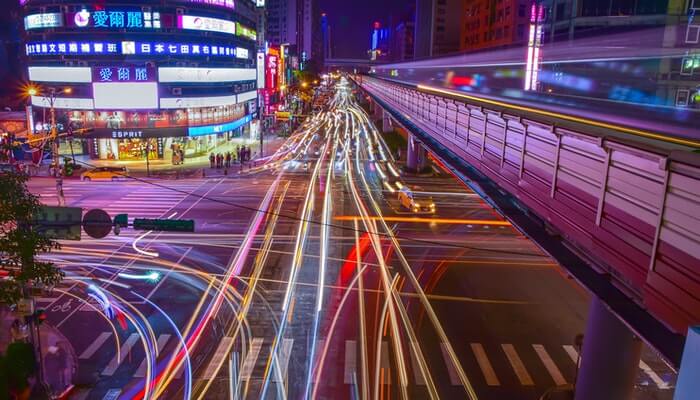 Conheça formas de aumentar o tráfego da sua loja virtual Rua com luzes de faróis de carros representa como aumentar tráfego do site