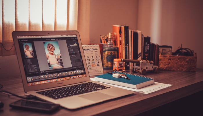 Como incluir banners na sua loja virtual e vender mais Computador aberto em editor de imagens representa os banners para ecommerce