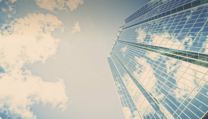 Categorias de empresa no Brasil: como identificar a ideal para o seu negócio Prédio comercial representa as categorias de empresa