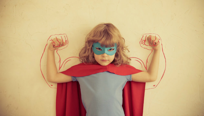 4 maneiras de potencializar sua página do Facebook e atrair novos clientes Menina fantasiada de super-heroína representa como chamar atenção de clientes no facebook