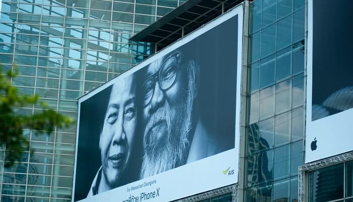 7 ideias para criar campanhas mais eficientes no Google Ads Outdoor em prédio representa como criar campanhas no google ads