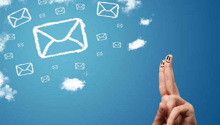 Estratégias para criar e-mails marketing certeiros para sua loja virtual Dedos com desenhos de rostos felizes ao lado de nuvens em formato de envelopes, representando o e-mail marketing