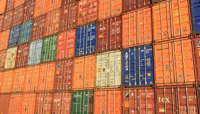 Como encontrar fornecedores e importar do Alibaba para seu e-commerce em três passos Pilha de contêineres representa como encontrar fornecedores