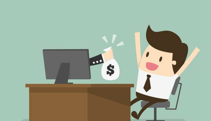 Como vender mais e melhor pela internet: 5 dicas eficientes Ilustração de homem recebendo saco de dinheiro em frente a computador representa como vender mais pela internet