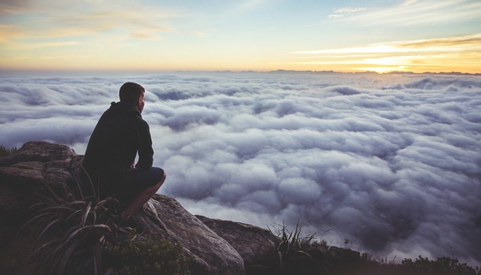 Como vender pela Nuvemshop? Homem observa as nuvens, representando como vender pela Nuvemshop