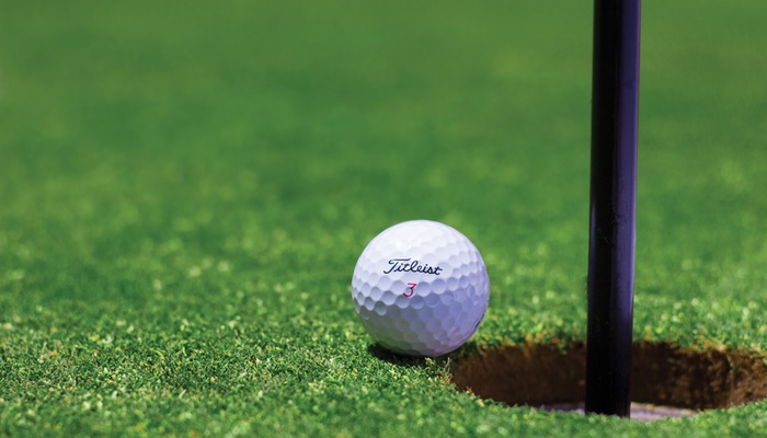 O que são conversões e funis em uma loja virtual Bola de golfe quase caindo em buraco representa conversões e funis no e-commerce