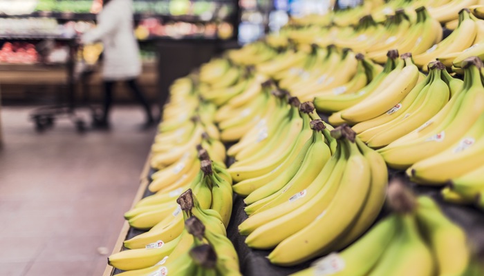 Como aplicar cross selling e up selling no e-commerce? Prateleira com bananas, representando cross selling e up selling