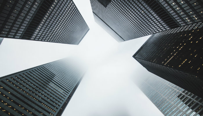 CEOs ensinam como se tornar um empreendedor de sucesso Vista de baixo de prédios modernos representa dicas de empreendedorismo