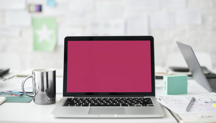 10 exemplos de e-mail marketing para aumentar sua taxa de conversão Notebook com tela rosa representa exemplos de sucesso do e-mail marketing